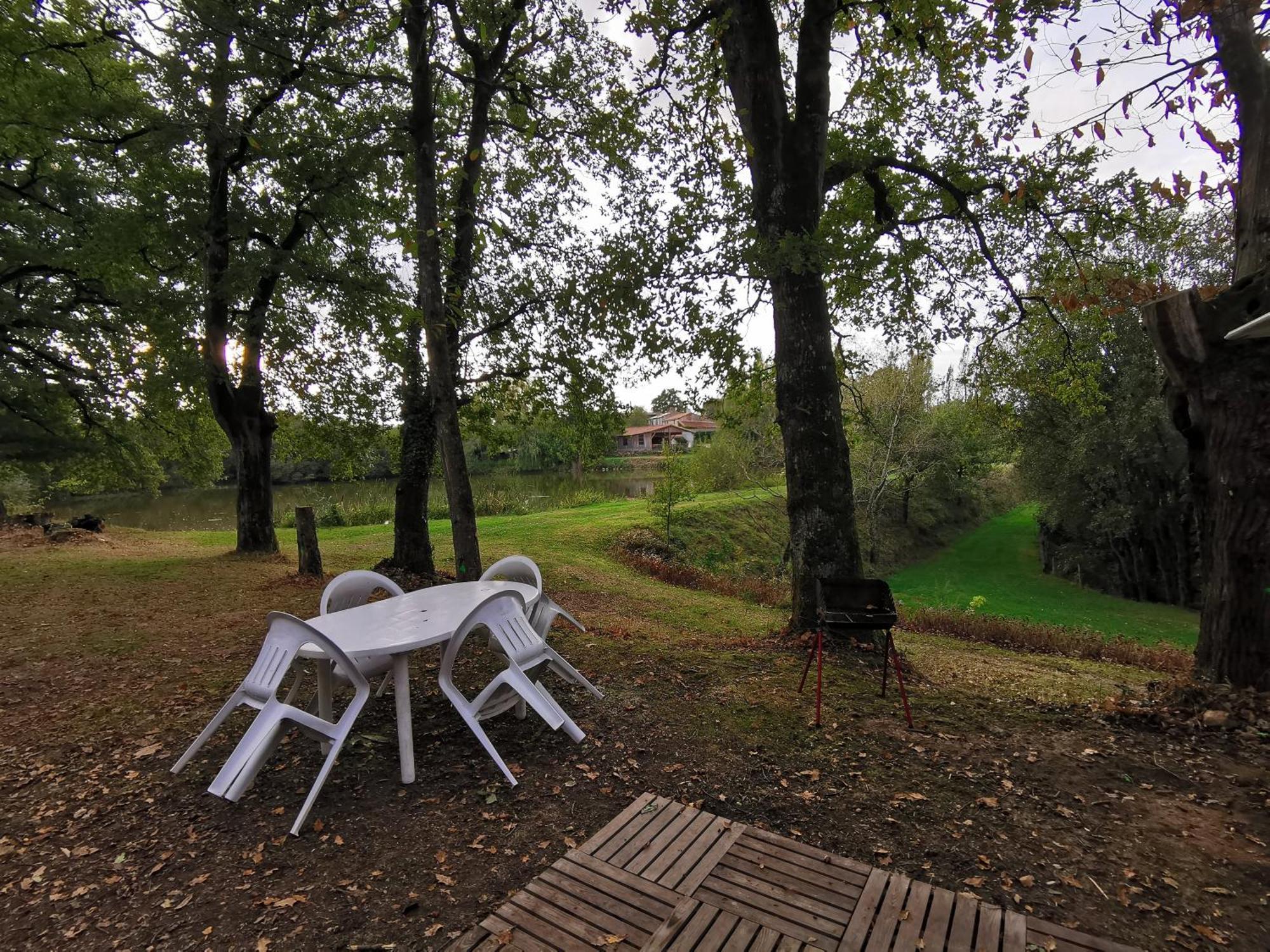 Camping De La Chagnee Saint-Aubin-le-Cloud Стая снимка